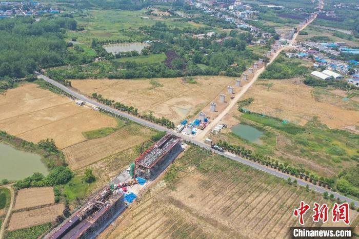 合新铁路全线首联现浇连续梁浇筑