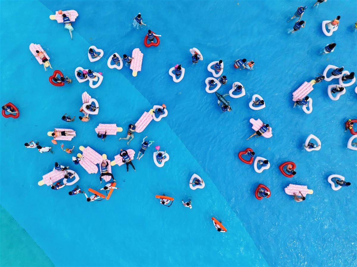 武汉夏天第一浪！玛雅海滩万颗爱心庆开园