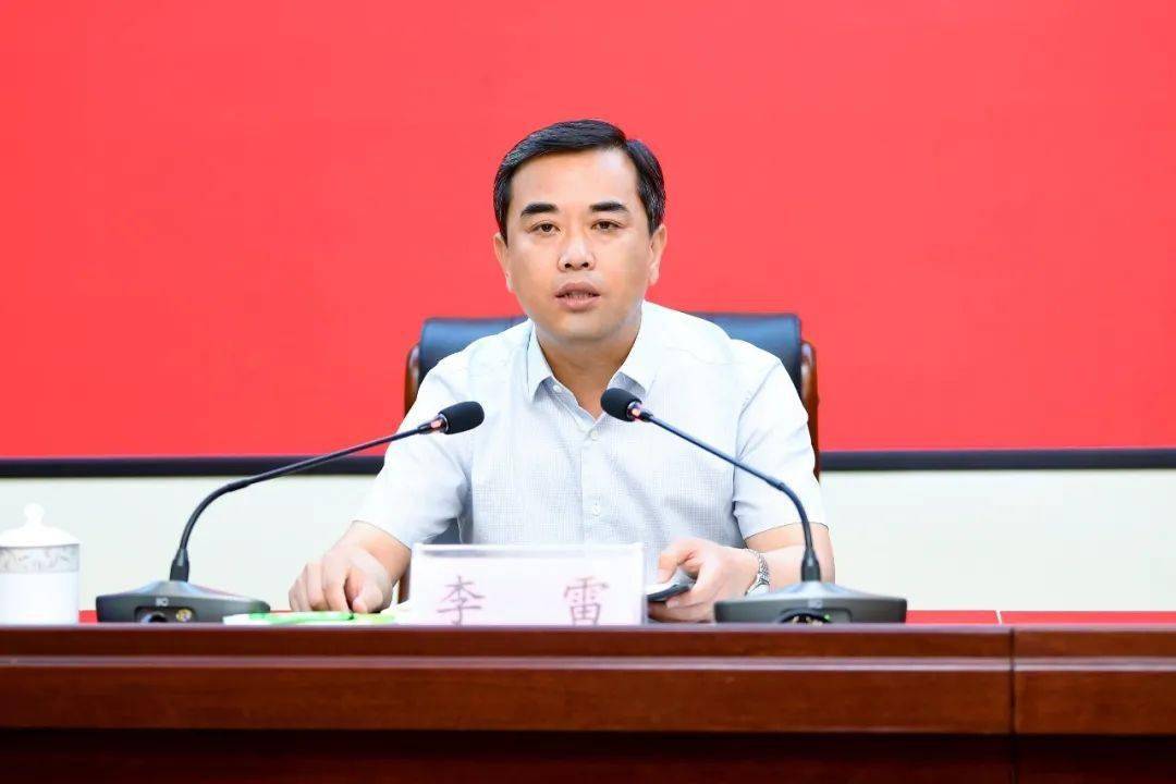 李雷指出,中考将至,暑期临近,人员流动加大,疫情防控风险不容忽视.