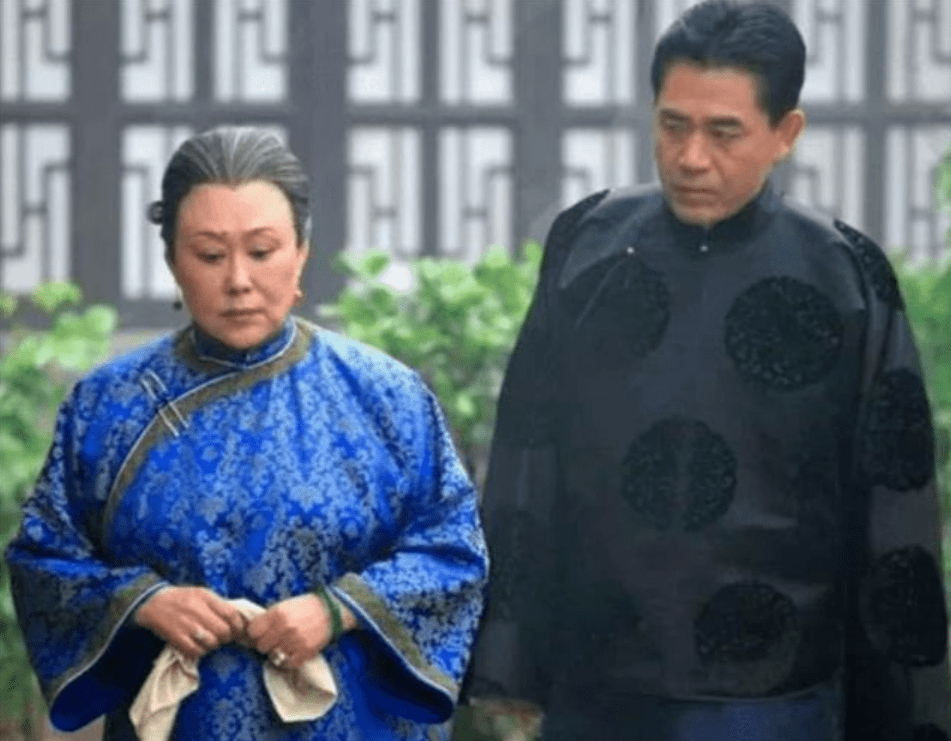 郭宝昌养母临终前留下3个字让郭宝昌后悔一生跪在大宅门前忏悔
