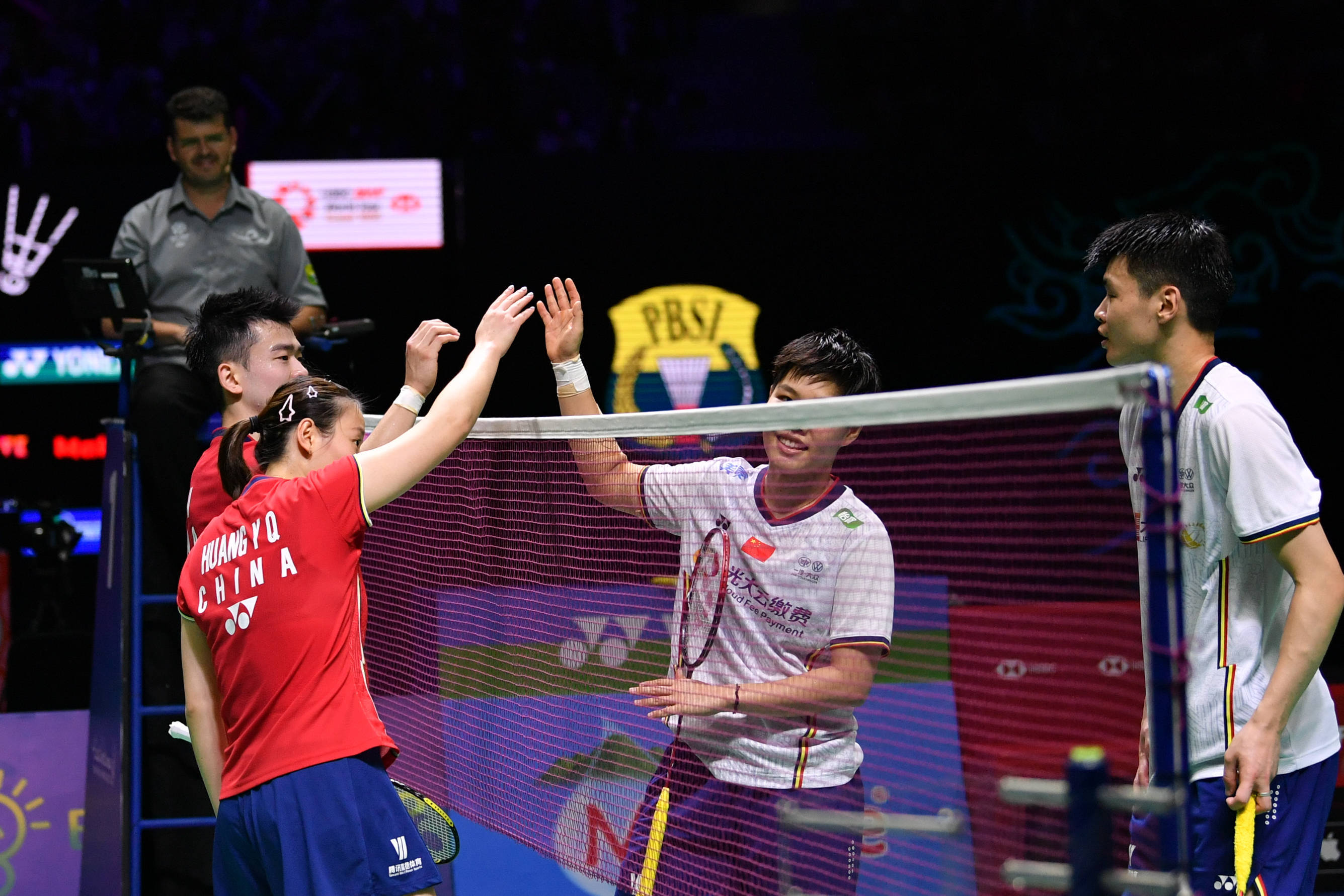 雅加达,2022年6月18日6月18日,郑思维(左一)/黄雅琼(左二)在比赛后与