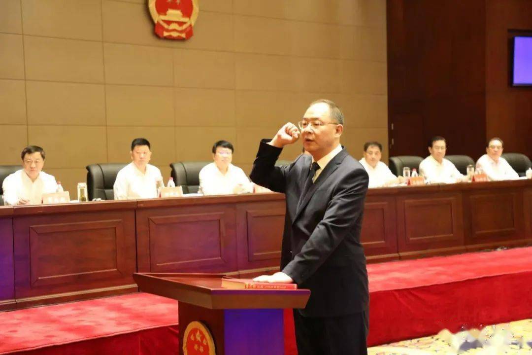 会议听取了市委组织部关于提请任命刘军波为市监察委员会副主任,代理