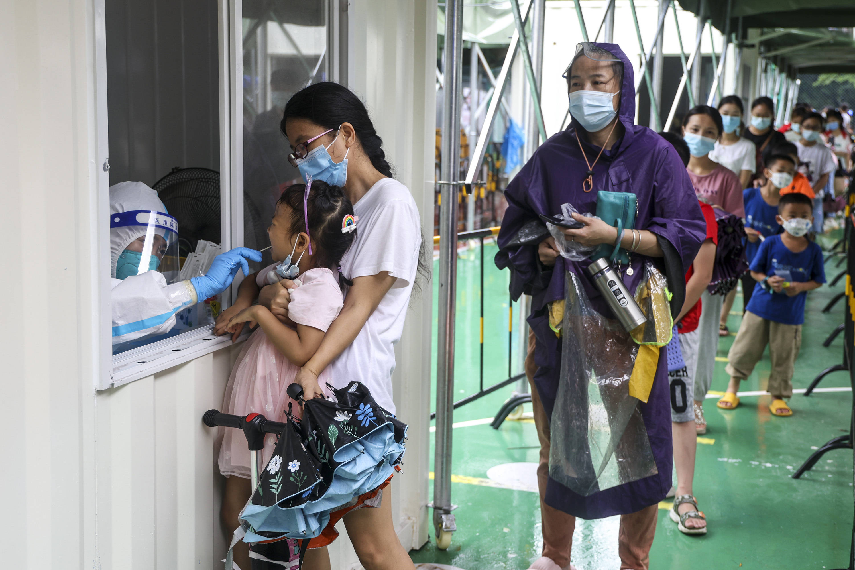 图集|深圳市民雨中有序排队测核酸