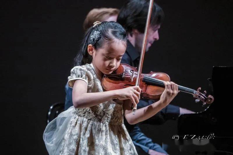 日本11岁天才小提琴手吉村妃鞠连获国际大奖