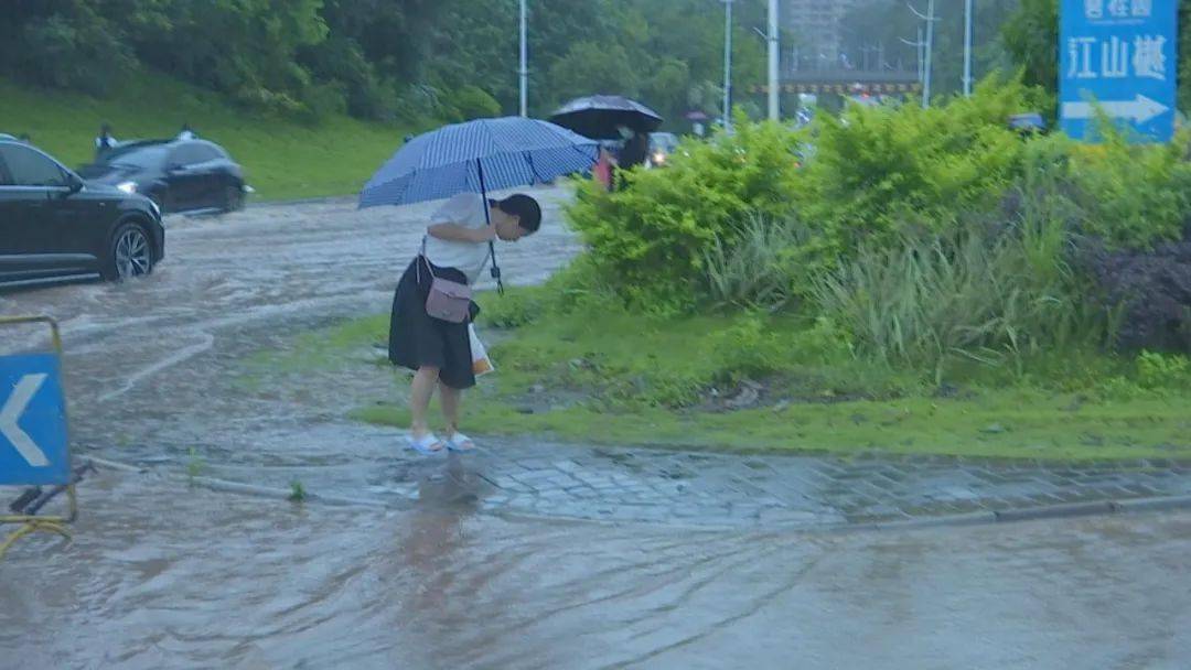 注意雨天穿凉鞋蹚水当心引发皮肤病