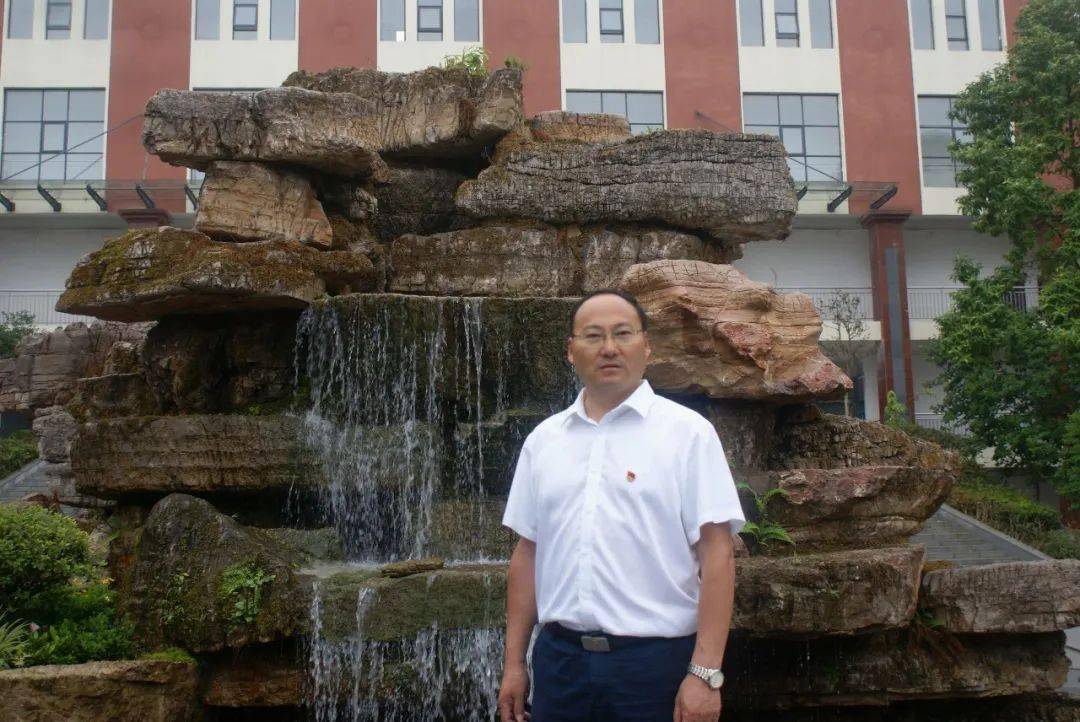 曾任团委副书记,团委书记,政教处副主任,政教处主任,现任潼南一中党委