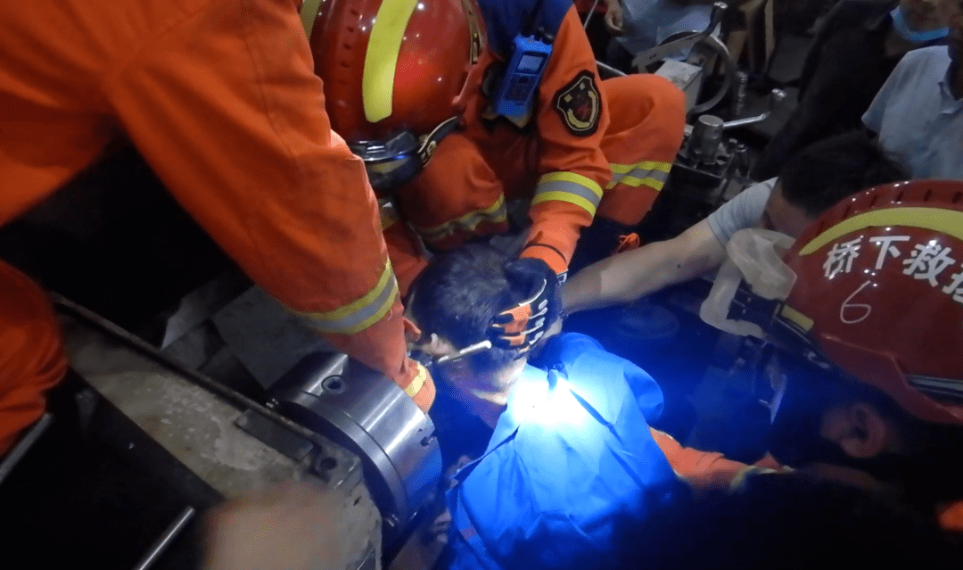 永嘉某车间发生事故,工人脸颊被击穿_救援_车床_轴承