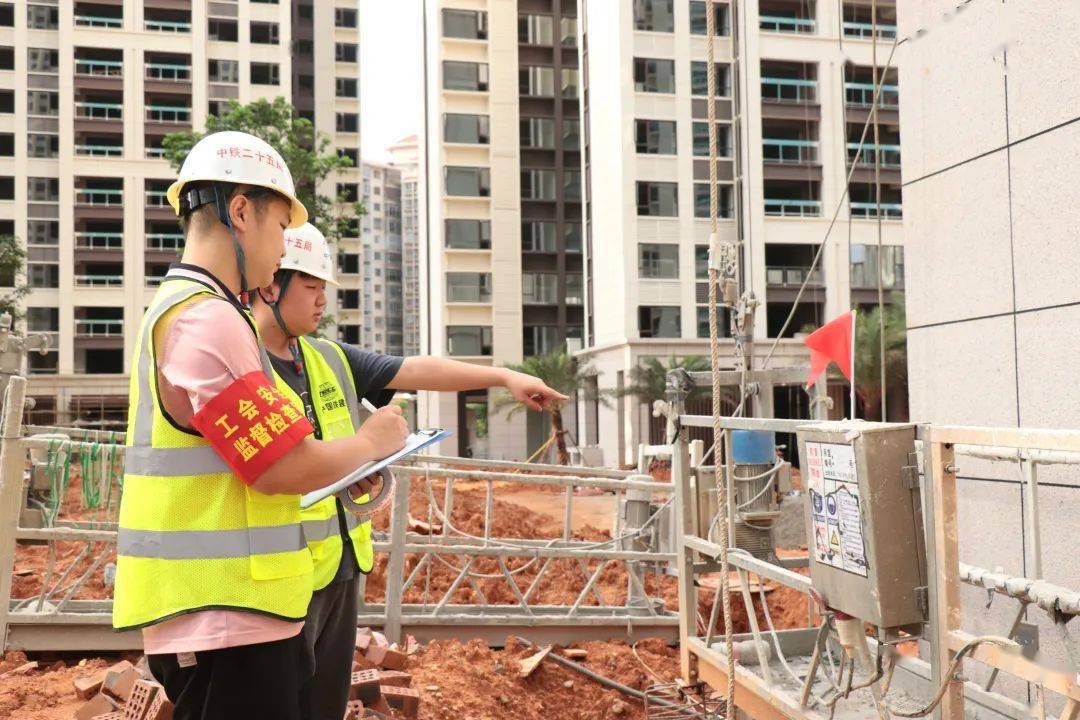 小小"红袖章" 织密"安全网"