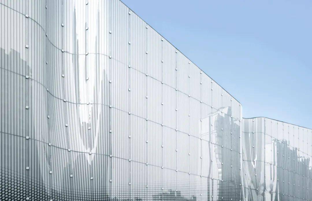 08 张全立面的白色彩釉玻璃构建出一种柔和消隐的氛围,形成有节奏的