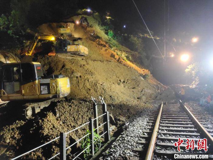 沪昆铁路上行水害区段抢修完毕上海方向客货运恢复运行