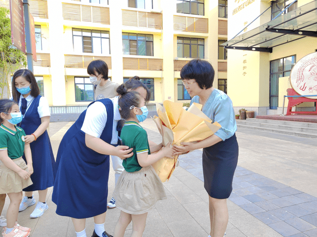 大手牵小手 呵护共成长 育林幼儿园小朋友走进洛阳市实验小学凌波校区