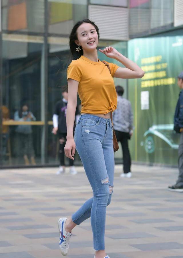 破洞牛仔裤搭配常规t恤衫青春少女又温柔可人