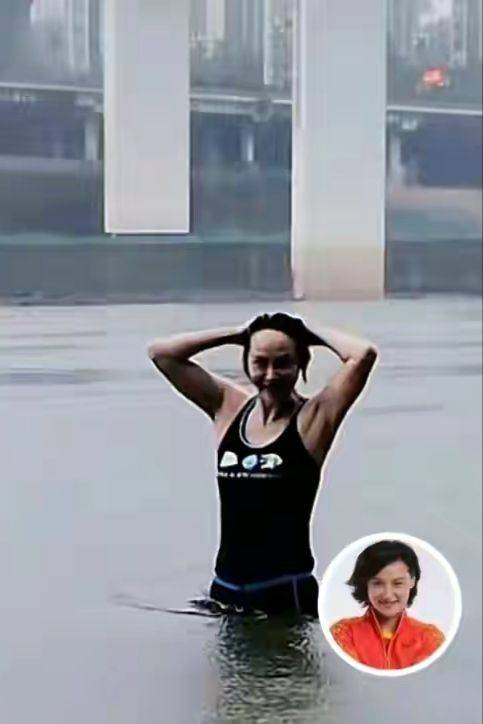 不愧是跳水女皇高敏冒雨在长江中游泳身姿矫捷像美人鱼