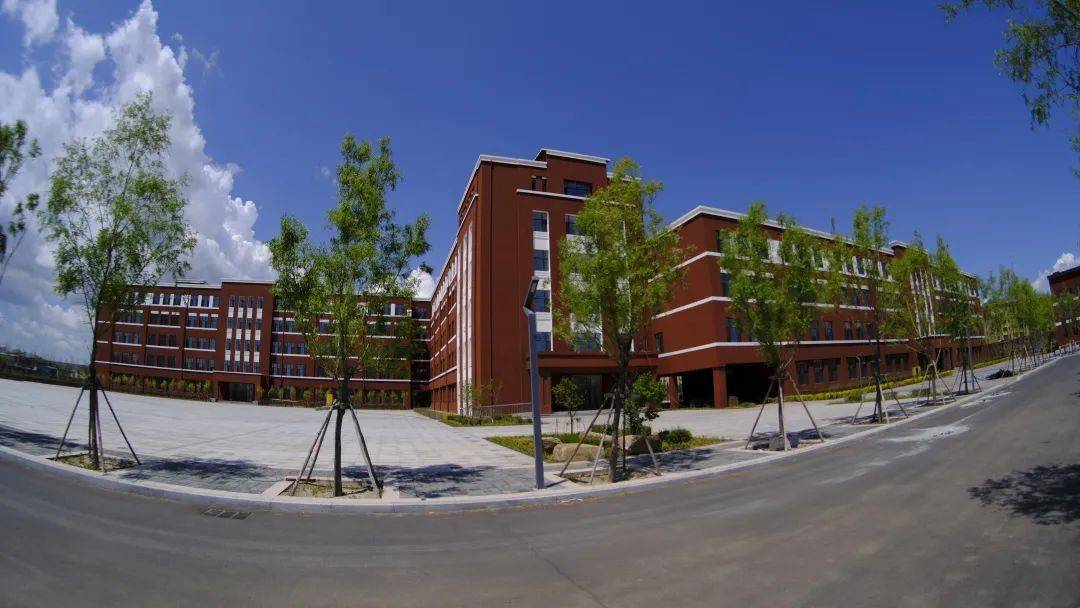 我市一所新建的九年一贯制学校9月1日正式开学
