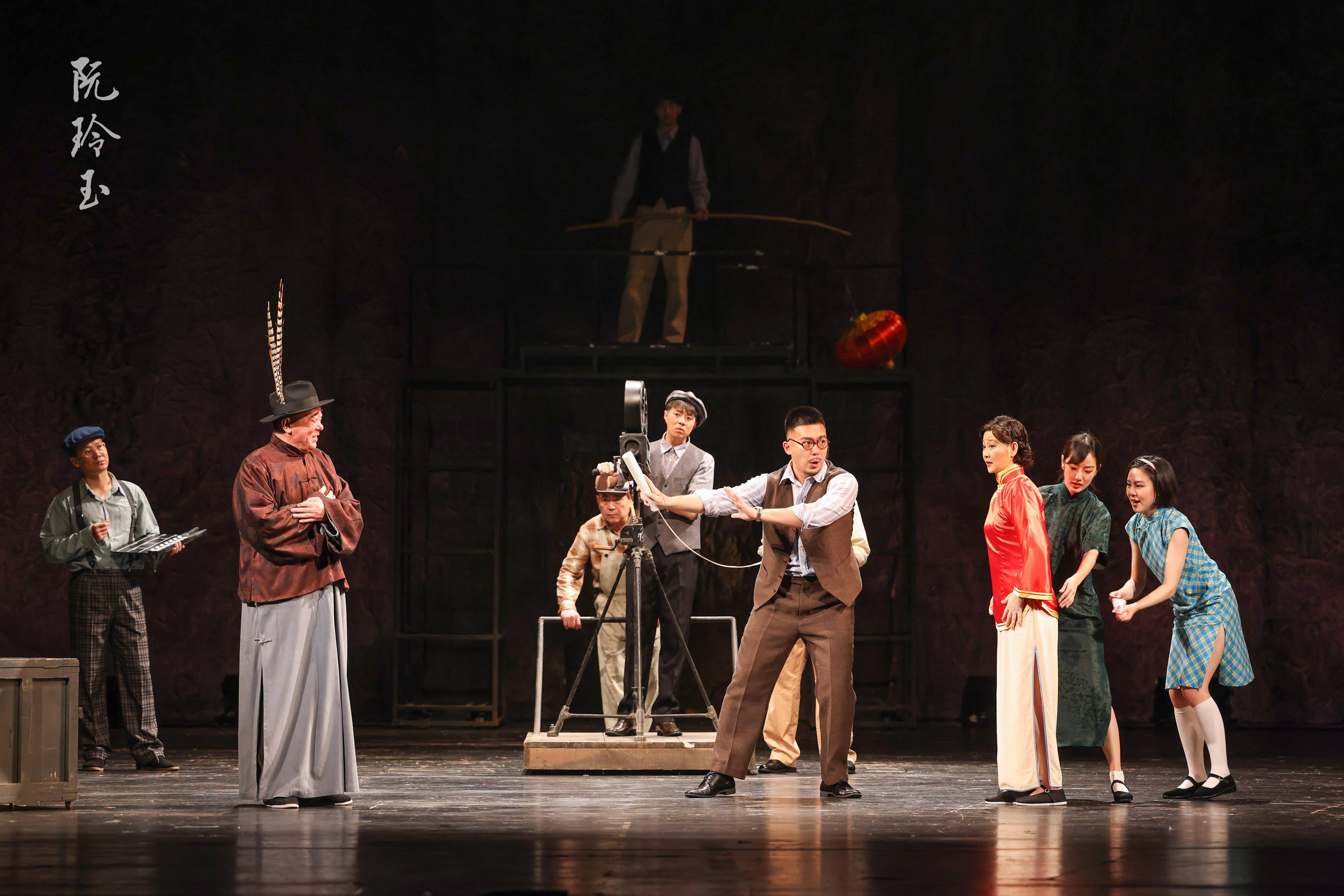 有观众捧着鲜花来看这部剧人艺经典话剧阮玲玉再登首都剧场