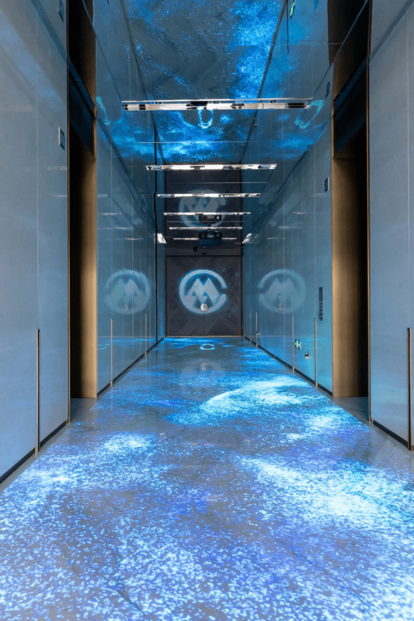 走出展厅电梯厅,即步入了3d沉浸式的幻境走廊,仿若置身云端光影之境.