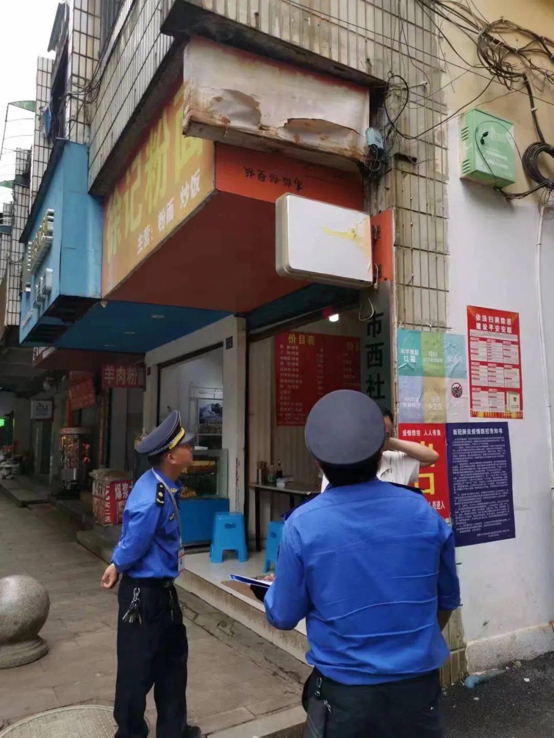围观西秀城管加强汛期户外广告管理保障市民生命财产安全