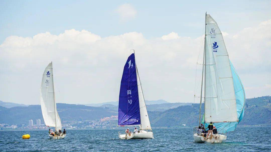 抚仙湖上扬白帆碧天红岩勇者攀