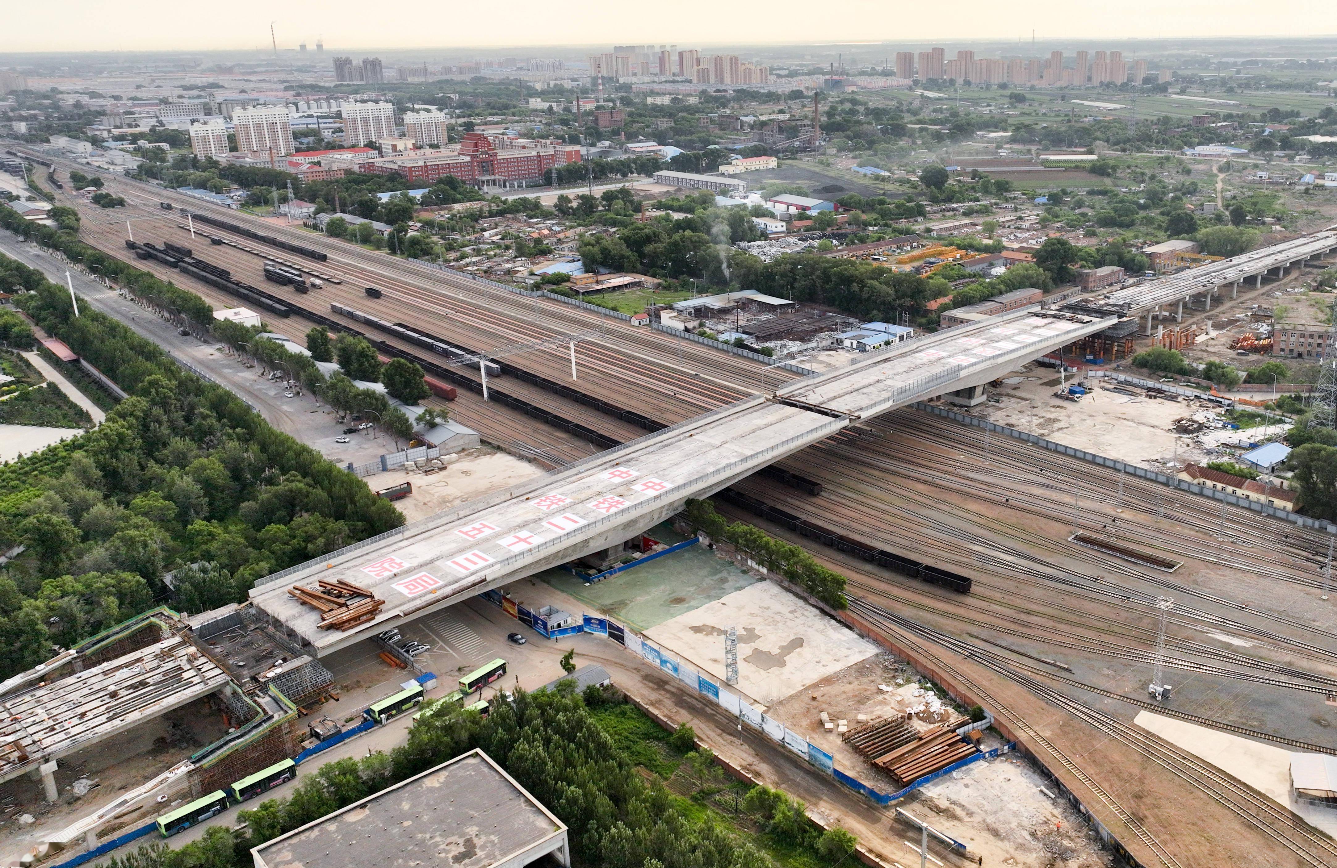 齊齊哈爾民航路跨線橋成功轉體