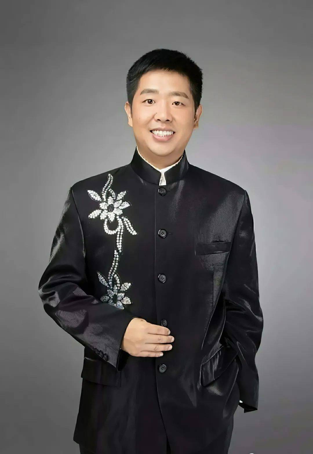 向上滑动阅览马振龙,青岛市歌舞剧院独唱演员,青岛音乐家协会会员