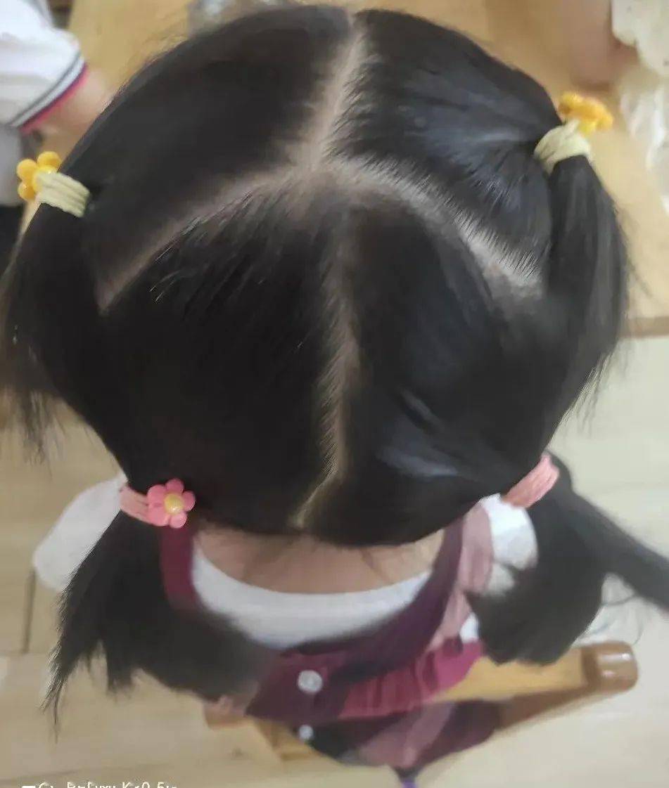 复古的麻花辫,可爱的丸子头,还有有趣的羊角辫,每一个发型都融入了