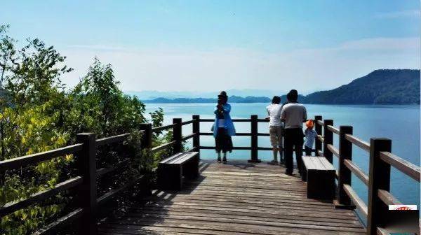 體驗千島碧水畫中游優美意境,登臨梅峰島,月光島龍山島獨具特色小島