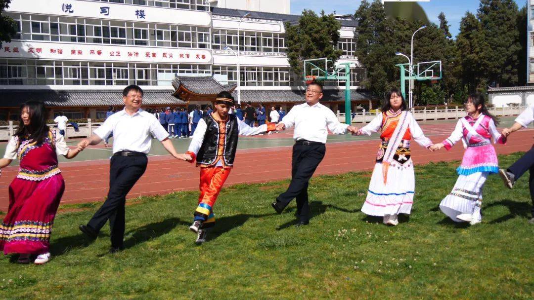 6月21日,州人大常委会机关联合大理大学,州民族中学,以"中华民族一家