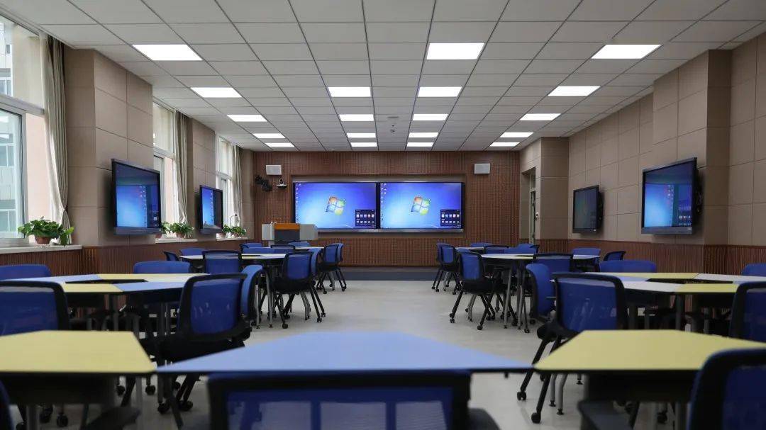 02教育设施完善智慧学校建有综合楼,教学实验楼,理工,文科,艺术组团等