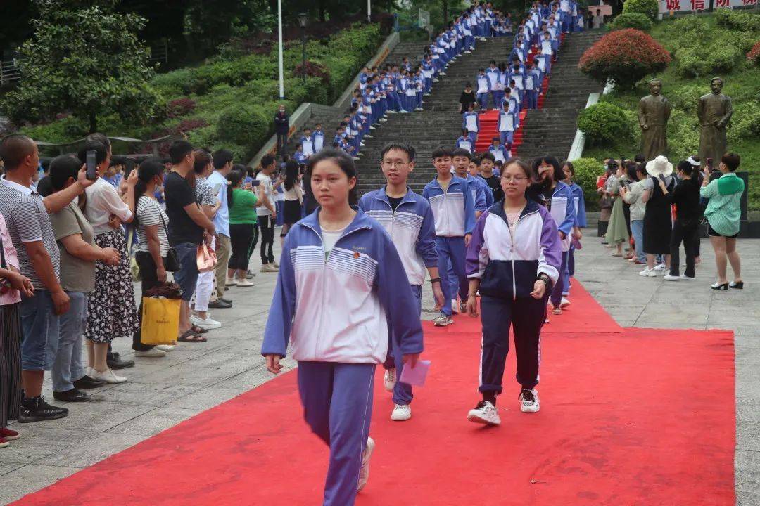 中考加油03麻江县第二中学为帮助初三学子调整心态,树立自信自强的