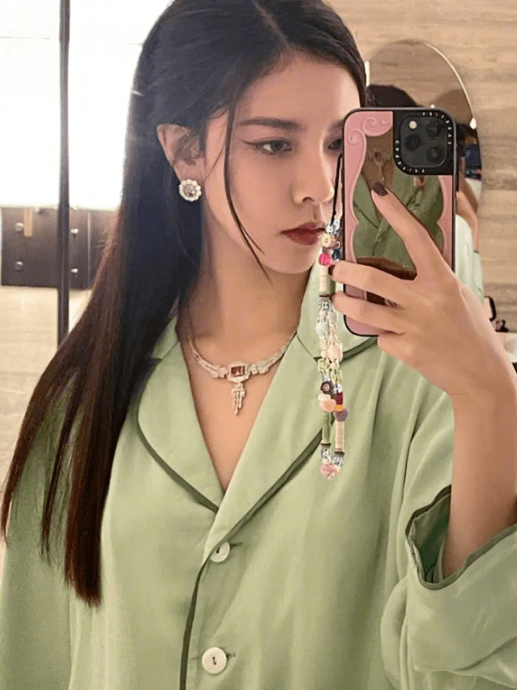 当然了,可可爱爱的手机壳也是成功の对镜自拍不可缺少的重要元素.