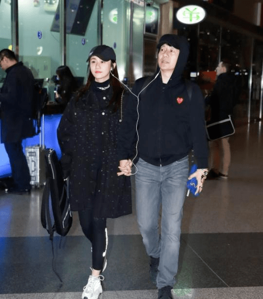 刘芸跟老公走机场身材走形俨然老妇人大15岁郑钧帅气似小伙