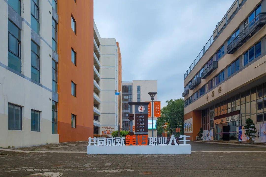 合作企业浙江华明会计师事务所的主任会计师周群和高级合伙人侯晋慧