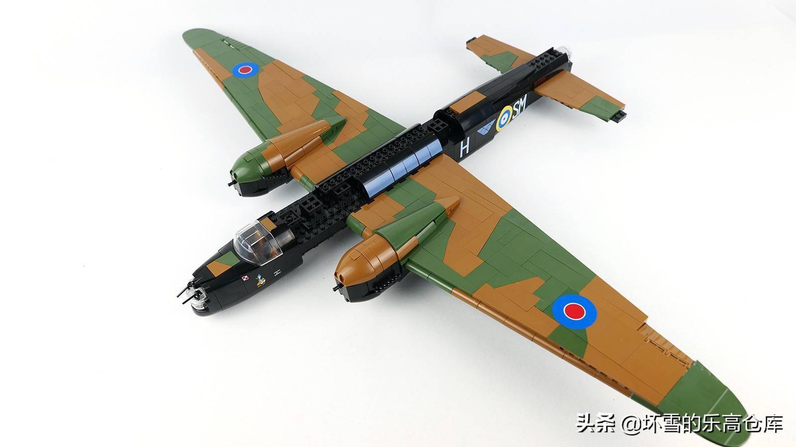 用积木做出的惠灵顿轰炸机会比游戏中的表现更强悍吗