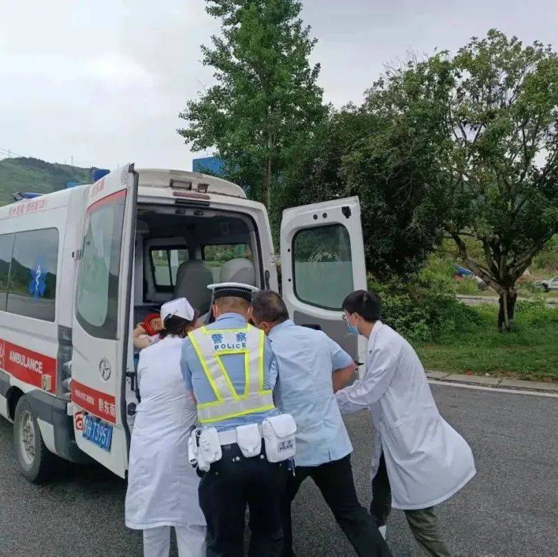 黔东南一男子被五步蛇咬伤，警车带道护送就医_凯里_生命_救治