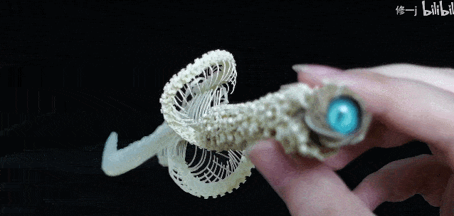 90后美少女玩蛇尸打造成上古宝刀引800w人围观这心理素质太强