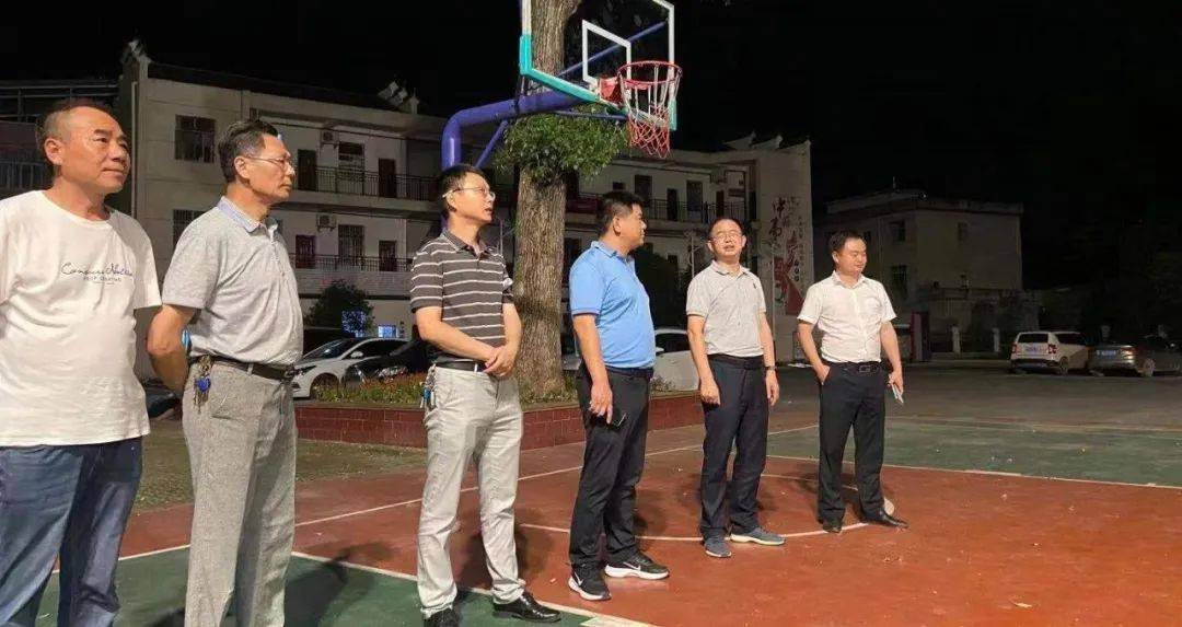 6月23日晚,副县长,公安局长丰洪波到彭思镇督办防汛工作,现场查看了