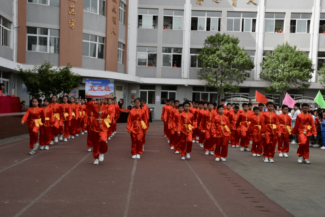 举行教工唱红歌比赛三门峡市育才小学拥有一支师德高尚,业务精湛,倾心