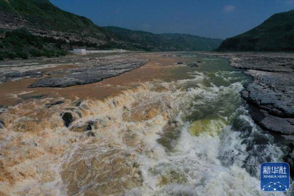 黄河壶口瀑布现“半清半浊”景观