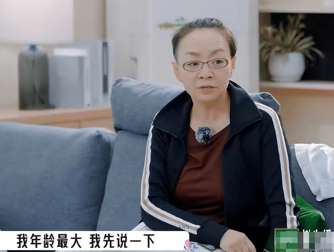 60岁宋丹丹身体亮红灯?被架着下楼走路不稳