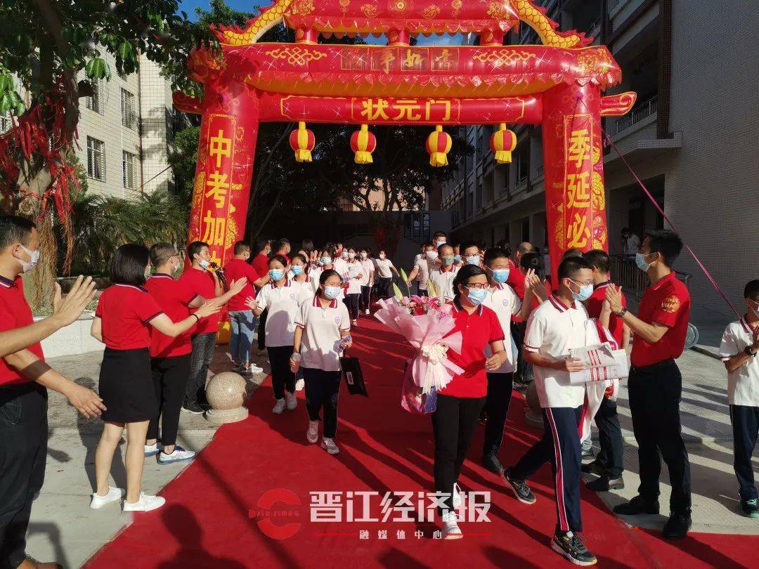 贴上"季延必胜"的贴纸穿上红衣裳,(英墩校区)季延中学"晋江红"扮靓