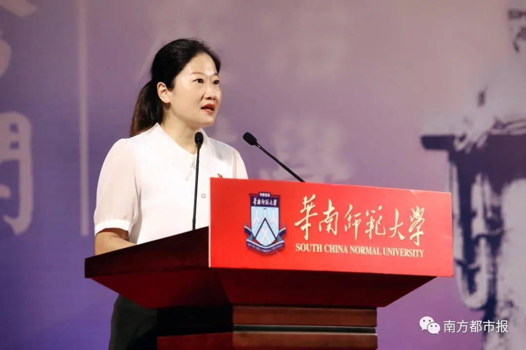 她在毕业礼上叮嘱大家_仪式_学位_金艳