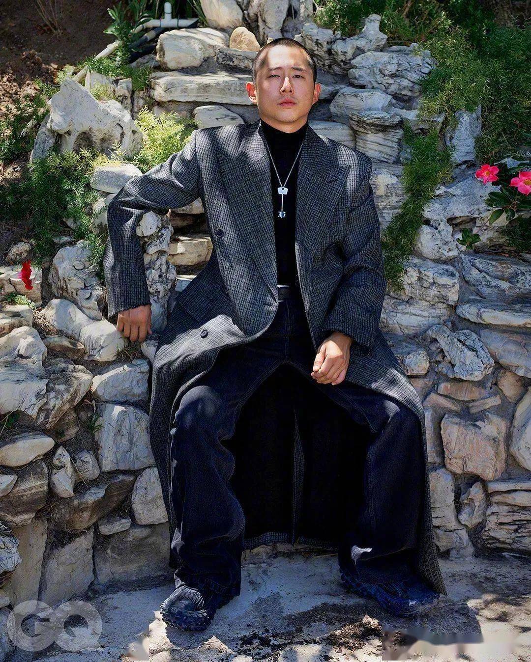 韩裔演员史蒂文·元《gq》封面大片,帅气板寸痞气十足