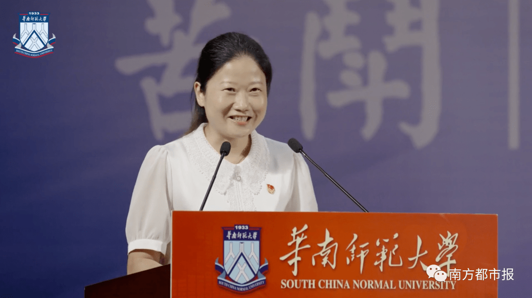 她在毕业礼上叮嘱大家_仪式_学位_金艳