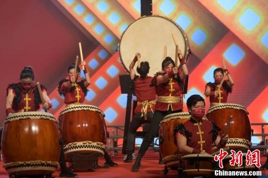 打鼓表演。步操乐队表演。全场大合照。 （中新社记者 陈永诺 摄）返回搜