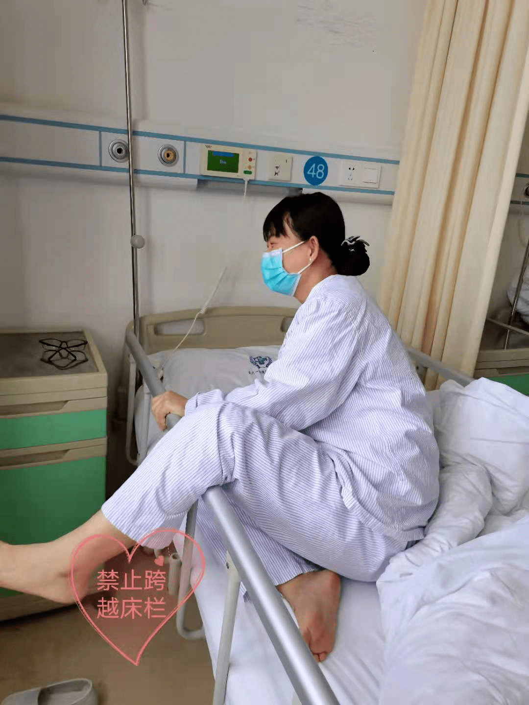 日常活动要放慢,下床活动要遵循"三部曲:1.先在床上躺30秒,2.