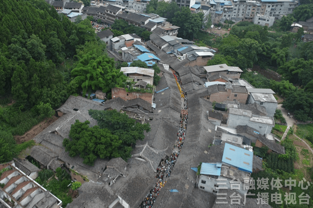 逛郪江古镇城隍庙会祈求风调雨顺国泰民安