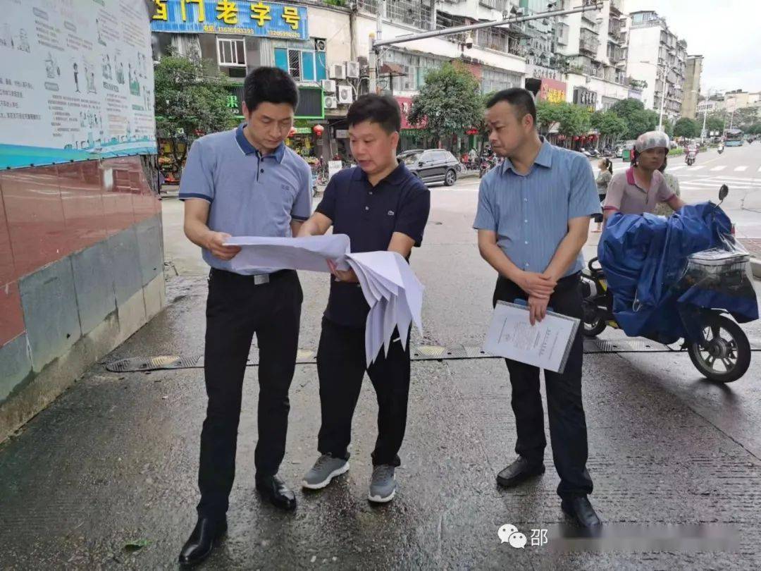 6月21日下午,市政府副市长王越天深入通泰街道,现场了解西门老酒厂成