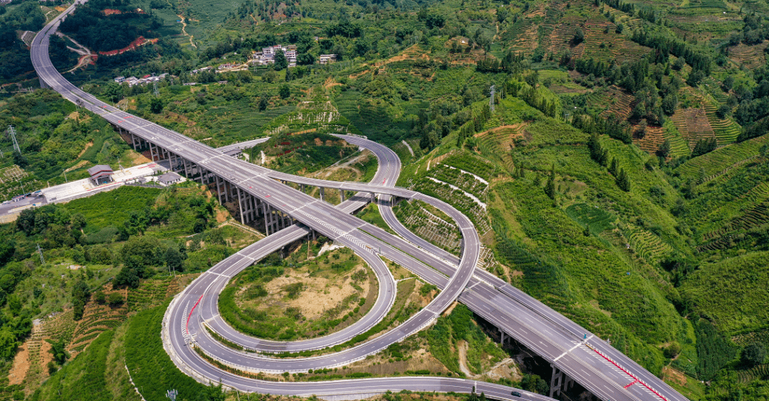 云南交投集团云凤高速公路全线并网通车