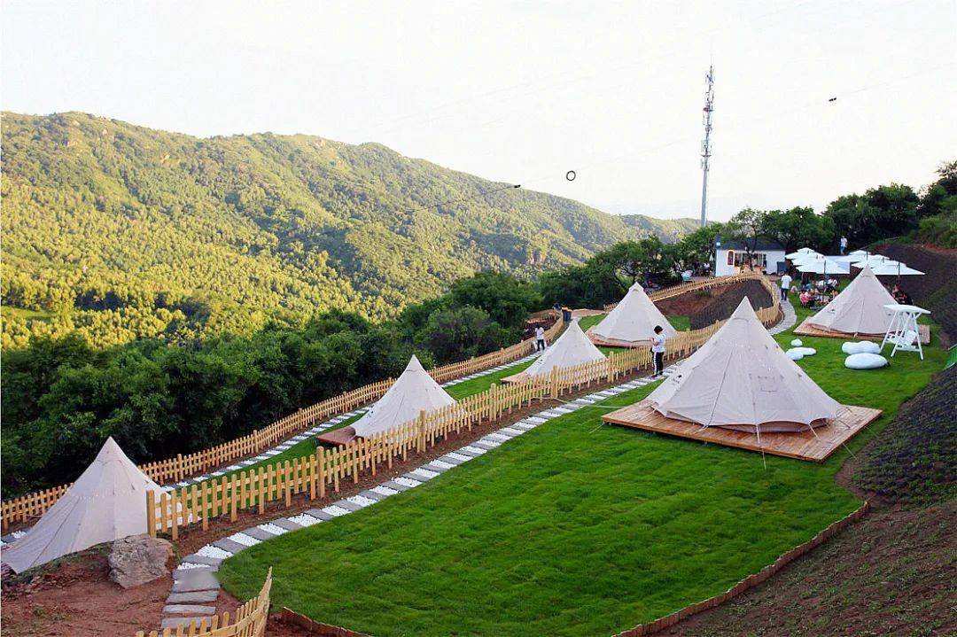 隐藏在门头沟绝美山顶的轻奢帐篷营地!这里有草坪,烧烤,还有露天电影!