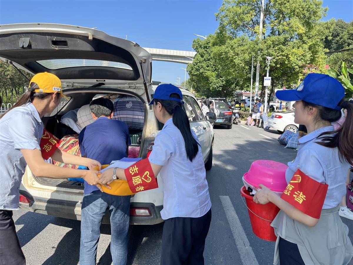 6月24日,在襄陽市護士學校門口,襄陽隆中高速收費站的工作人員,化身